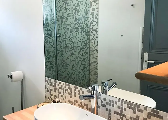 Apartment - Modern Balcony Flat Perfect Location *