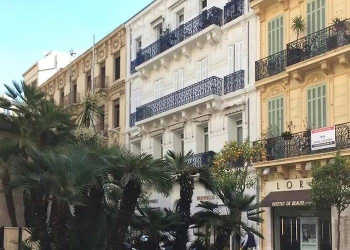 Apartment - Modern Balcony Flat Perfect Location *